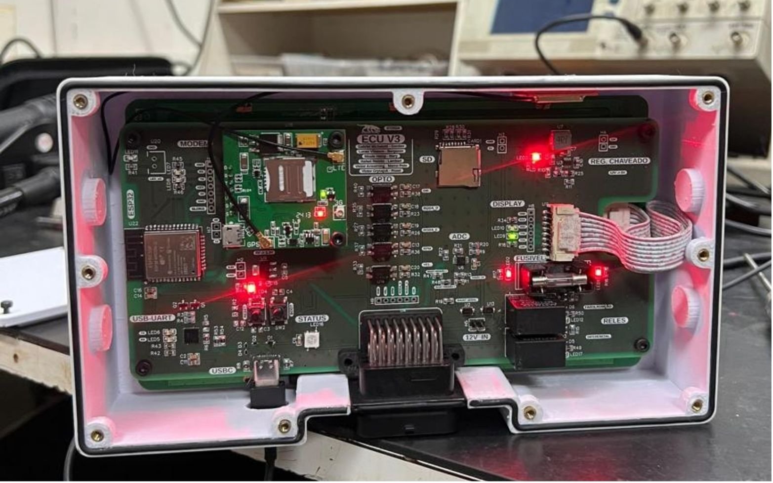 Placa da ECU montada dentro da case, na bancada